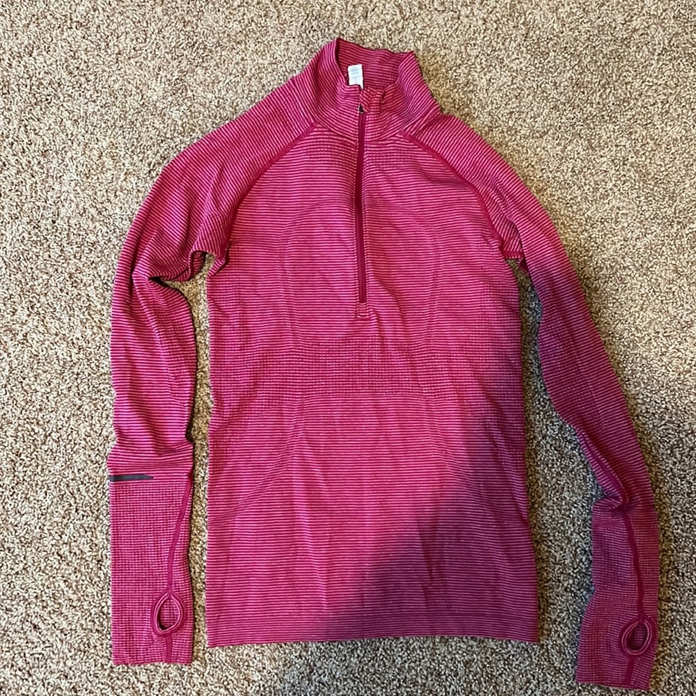 Lululemon size 6 long sleeve Half zip pullover.